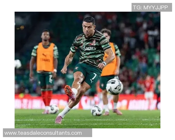 带翅膀的足球明星飞翔在绿茵场上展现无与伦比的技艺与魅力 带翅膀的足球明星飞翔在绿茵场上展现无与伦比的技艺与魅力