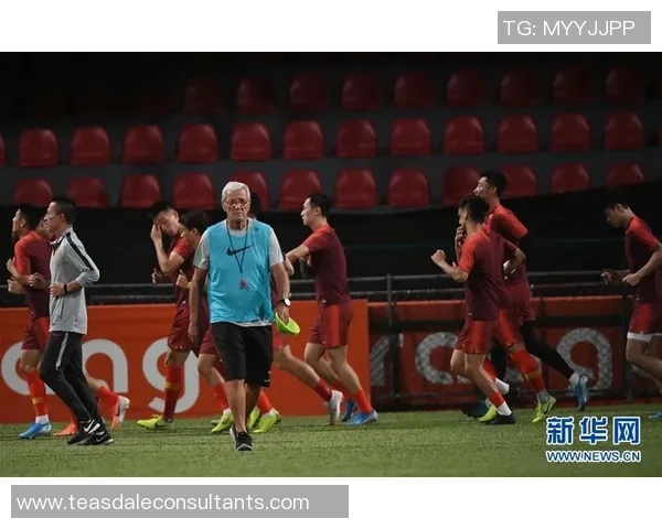 足球巨星跨界挑战篮球赛场展现多才多艺的精彩瞬间