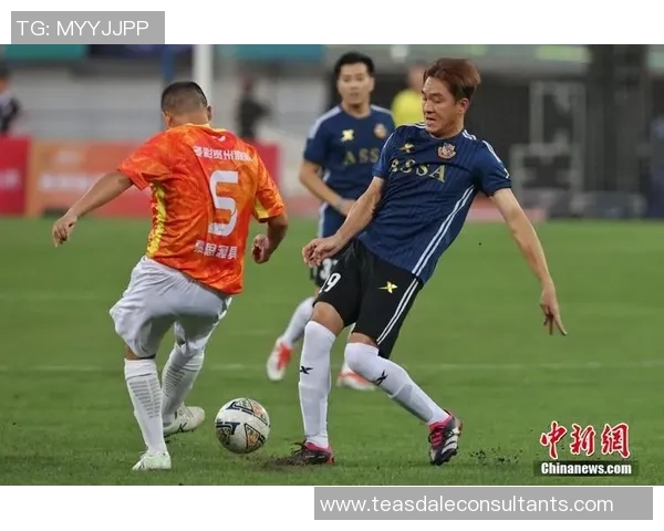 足球明星在街头的真实瞬间路人视角下的精彩捕捉与故事分享 足球明星在街头的真实瞬间路人视角下的精彩捕捉与故事分享