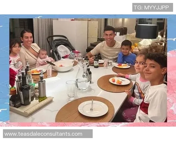 足球明星早当爹:他们的家庭生活与职业生涯如何平衡 足球明星早当爹:他们的家庭生活与职业生涯如何平衡