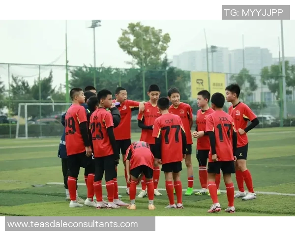 足球明星比耶的精彩瞬间与魅力照片集锦，尽显球场风采与个人魅力