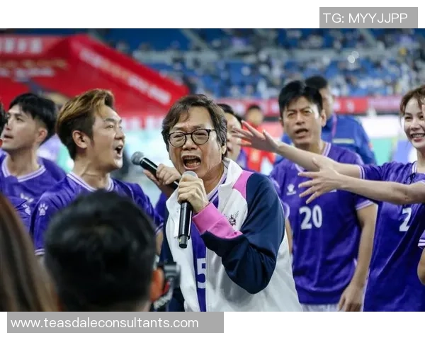 足球明星齐聚一堂高清图片展现球场魅力与激情瞬间 足球明星齐聚一堂高清图片展现球场魅力与激情瞬间